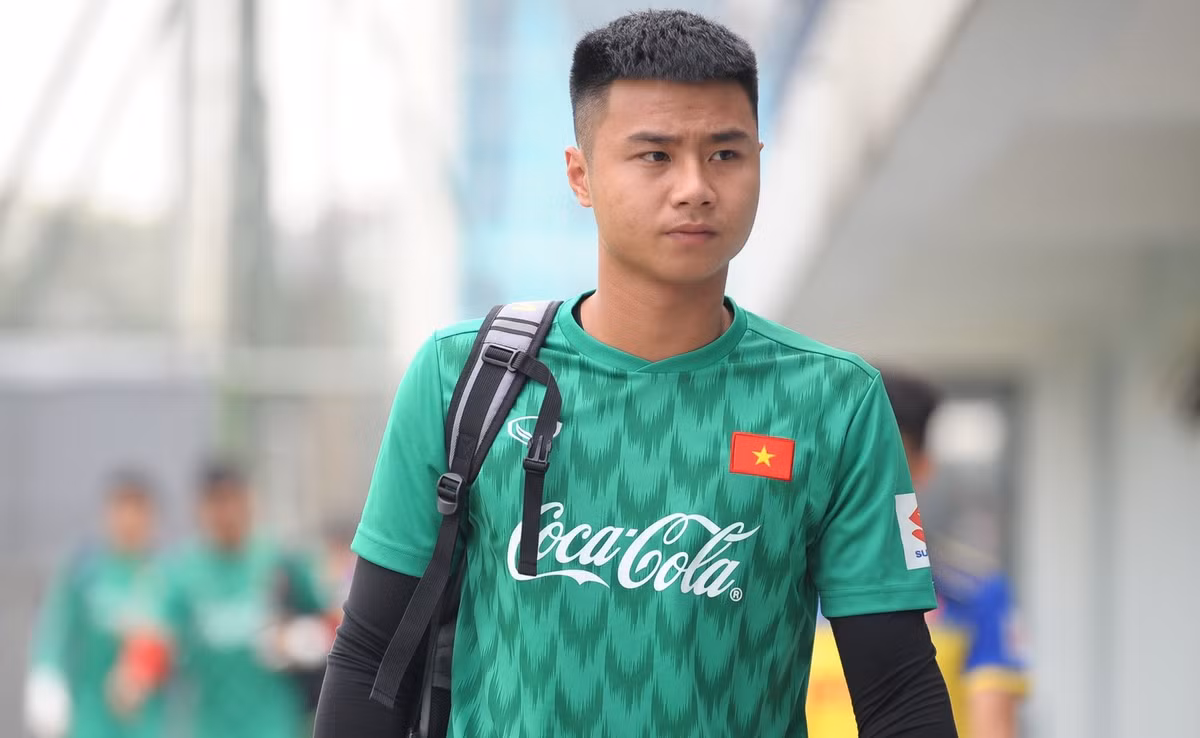 Sai lầm của Bùi Tiến Dũng trong trận đấu với Indonesia khiến BHL U22 Việt Nam không thể yên tâm. Đặc biệt với người cẩn thận như HLV Park Hang-seo thì những sai xót như vậy sẽ biến trận đấu trở nên khó khăn hơn rất nhiều. Vì vậy trong lượt trận thứ tư với Singapore, nhiều khả năng Văn Toản sẽ là người được chọn ở vị trí "người gác đền".