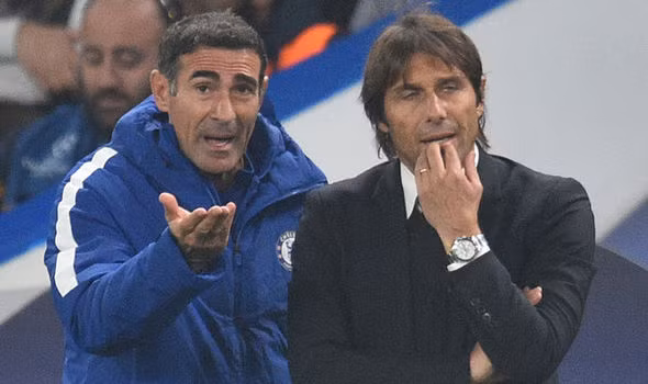 Tinh thần Chelsea ở đáy vực: Hậu vệ Cesar Azpilicueta thừa nhận, nhuệ khí của các nhà vô địch Chelsea hiện xuống ở mức thấp, sau 3 trận không biết đến mùi chiến thắng (2 thua, 1 hòa). Tại Premier League, Chelsea chịu 2 trận thua liên tiếp (0-1 trước Man City và 1-2 trước đội chót bảng Crystal Palace). Còn tại C1, đoàn quân của Conte chia điểm với Roma nhưng thực tế cũng chẳng khác nào thất bại, bởi sau khi đã dẫn đến 2-0, họ đã để đối phương lật ngược tình thế dẫn 3-2 trước khi vớt vát lại được 1 điểm trên sân nhà.