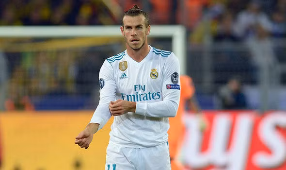 Real tiếc vì chưa đẩy Bale sang M.U: Jose Mourinho đã giang rộng vòng tay chào đón Gareth Bale đến Old Trafford ở kỳ chuyển nhượng cầu thủ hè qua. Nhưng rốt cuộc, ngôi sao người Xứ Wales quyết định vẫn bám trụ sân Bernabeu. Theo thông tin chuyển nhượng cầu thủ từ nhật báo Dario Gol cho hay, đến lúc này, các quan chức Real bắt đầu cảm thấy tiếc nuối vì không bán đứt Gareth Bale khi anh còn được giá. Ảnh: Dario Gol