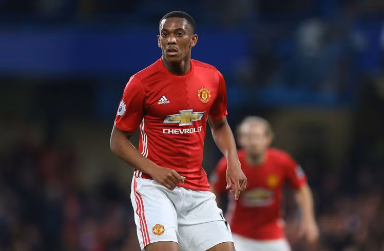 Sếp Barca trực tiếp "xem giò" Martial: Giám đốc thể thao của Barcelona - ông Robert Fernandez đã dự khán trận đấu giữa Benfica và M.U để quan sát Martial thi đấu. Tờ Mundo Deportivo cho hay, Barca đã đưa Martial vào tầm ngắm trong kỳ chuyển nhượng hè tới. Đội bóng xứ Catalan muốn sao trẻ người Pháp khỏa lấp vị trí mà Neymar để lại bên hành lang cánh trái. Ảnh: Mundo Deportivo