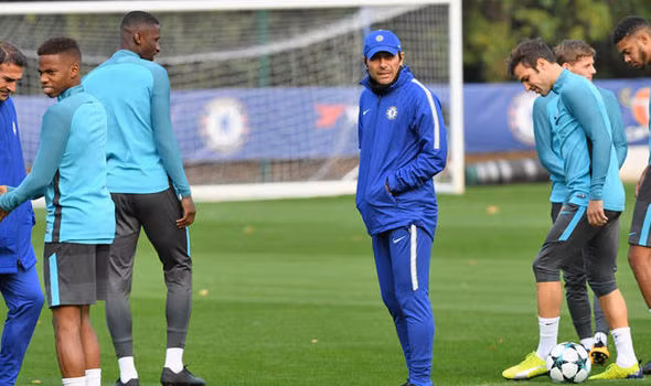 Cầu thủ Chelsea bức xúc với Conte: Nhiều thành viên cốt cán của Chelsea tỏ ra không vui khi Conte yêu cầu khối lượng tập luyện rất nặng, khiến họ không có thời gian nghỉ ngơi hồi phục sau những trận đấu. Nguồn tin từ The Times cho hay, học trò Conte phát ngán với những bài tập rèn sức bền thể lực trong bối cảnh bão chấn thương ở Stamford Bridge đang hoành hành. Ảnh: FC Chelsea