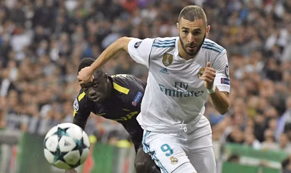 Benzema cập bến Arsenal vào tháng Giêng: Mặc dù tháng trước Benzema mới đặt bút ký gia hạn 4 năm với Real Madrid, nhưng báo chí Tây Ban Nha loan tin, Arsenal đã đưa ra lời đề nghị chuyển nhượng vào tháng Giêng tới đây. Đã từ lâu và nhiều lần, HLV Wenger rất kết tiền đạo đồng hương, nhưng mãi mà ông vẫn chưa đưa được Benzema về với đội Arsenal. Ảnh: Marca