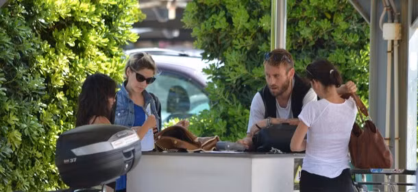 Daniele De Rossi là tiền vệ nổi tiếng của AS Roma. Anh có thể chơi tốt ở vị trí tiền vệ phòng ngự và trung vệ. Cầu thủ này đã cùng Italy vô địch World Cup 2006.