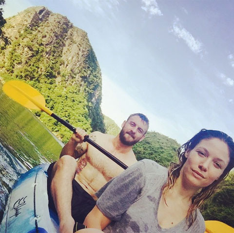 Cặp đôi này cùng chèo thuyền Kayak ở Vịnh Hạ Long.