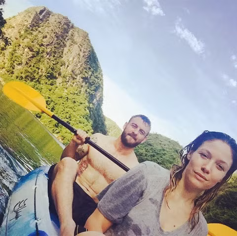 Cặp đôi này cùng chèo thuyền Kayak ở Vịnh Hạ Long.