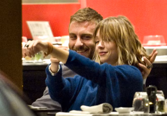 De Rossi sang Việt Nam nghỉ ngơi sau lời giới thiệu của cha, HLV Alberto De Rossi, HLV của đội trẻ Roma, người từng dẫn đội U19 Roma sang Việt Nam dự cúp giao hữu vào đầu năm 2014.