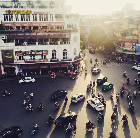  Tiền vệ AS Roma và bạn gái đến Việt Nam ngày 22/6. Ngay khi đặt chân xuống sân bay Nội Bài, cặp đôi này đã khám phá Hà Nội và chụp ảnh tại quảng trường Đông Kinh Nghĩa Thục.