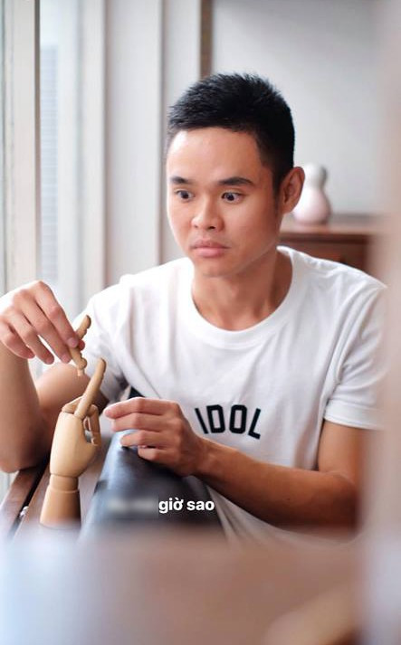 Có ý tốt muốn lau chùi bụi cho cánh tay nhưng Kỳ Nam lại khiến nó lìa hẳn 1 ngón tay.