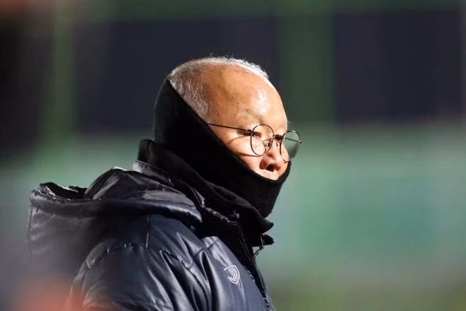 Trông vị HLV của U23 Việt Nam như một "ninja" thực thụ trong thời tiết giá lạnh ở Trung Quốc những ngày này.