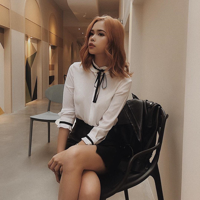 Hot girl con lai tâm sự: ""Khi mình còn bé, mẹ đưa mình sang Nga du lịch vì hồi xưa bà ngoại mình từng sống bên đó. Nhưng vì quá yêu mến xứ bạch dương nên mẹ quyết định ở lại luôn".