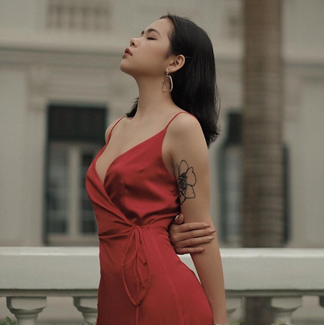 Bài giới thiệu bản thân của Nina nhận được hàng chục nghìn lượt like (thích) và bình luận, chủ yếu khen ngợi vẻ ngoài cuốn hút của cô.