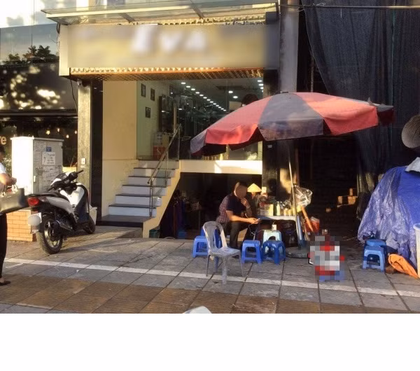 Không khó để nhận ra, trong clip có một anh chàng mặc áo phông đen với hình in tên một tiệm cắt tóc, rất nổi bật. Nhiều ý kiến cho rằng đây chính là chiêu trò quảng cáo của tiệm cắt tóc này. Bởi ai cũng biết, người tung clip này vốn được biết là quản lý của một tiệm tóc lắm chiêu, thường xuyên có những bài viết câu like trên mạng..