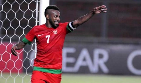 Boaz Salossa ghi bàn nâng tỷ số lên 2-1 cho ĐT Indonesia.