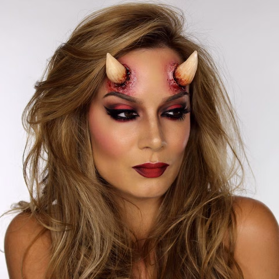 Nữ quỷ vương xuất hiện nhờ bàn tay ma thuật của nghệ sĩ make-up Shanagh Scott.