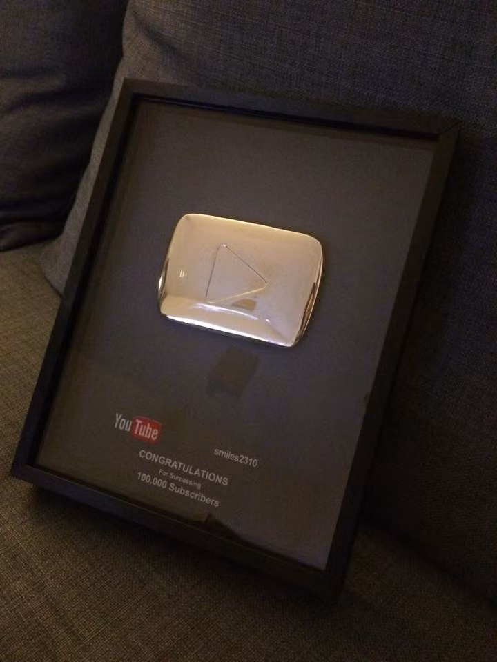 Không những xinh đẹp, tài năng, mới đây Shanagh Scott còn được trang clip nổi tiếng thế giới là Youtube trao tặng danh hiệu nút Play mạ bạc khi kênh dạy make up riêng của cô thu hút được 100.000 lượt theo dõi. Ảnh: FBNV.