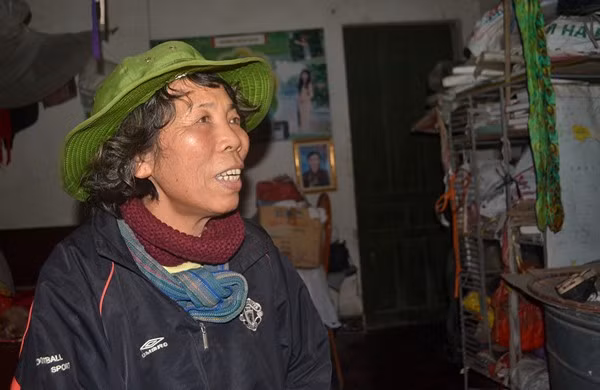 Thấy có khách đến, cô Ngọc khá bất ngờ và cảnh giác. Vì từ trước đến nay, ngoài hai chị em, không bao giờ có người lạ lên ốc đảo.