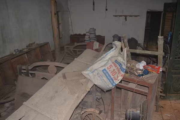 "Lúc mới ra đảo này nhiều ổi lắm, nên các cô gọi là đảo ổi. Nhưng đảo cũng có rất nhiều cây thuốc quý để chữa bệnh. Mấy năm trước, nhiều người ở mọi nơi tìm đến đây để đào trộm cây thuốc về bán và phá đảo. Các cô phải đấu tranh nhiều lắm mới giữ được" - cô Muôn tâm sự.