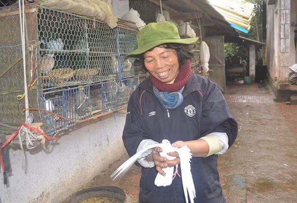 Từ trước đến nay, người trong làng này và nhiều người nơi khác đều gọi 2 chị em là "người rừng". Họ thêu dệt nhiều câu chuyện ma quái để nói về hai cô. Cho nên, thấy có khách lạ đến chơi, cô Muôn vừa đi cuốc ruộng về cũng không khỏi ngỡ ngàng.