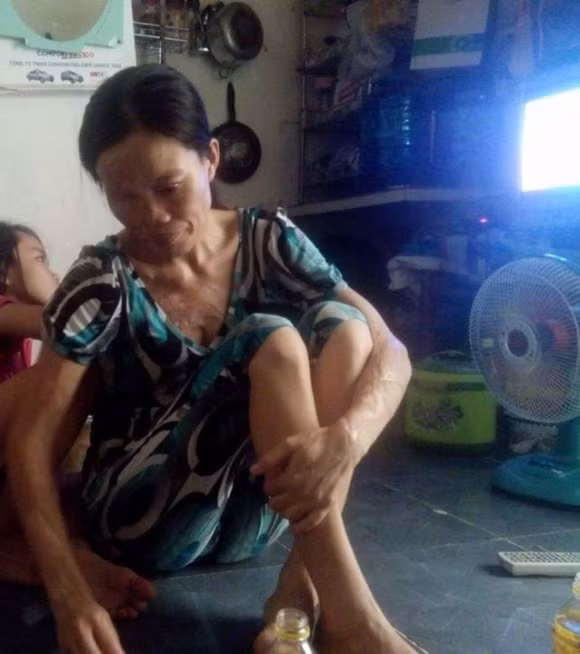 Thủy và cô con gái sống trong căn phòng trọ chật hẹp.