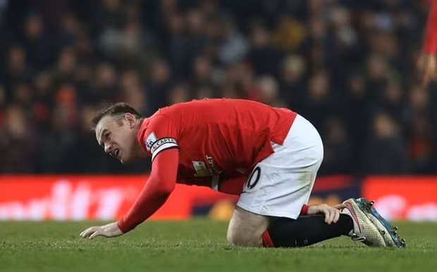 Cầu thủ mới đây nhất gia nhập đội hình chấn thương của Quỷ đỏ thành Manchester đó chính là "đầu tàu" Wayner Rooney. Cầu thủ này bị chấn thương đầu gối và ít nhất 2 tháng mới trở lại tập luyện.