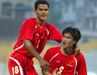 Sau SEA Games năm 2005, Văn Quyến dính vào đường dây bán độ, Công Vinh lại tiếp tục song hành với Phan Thanh Bình trên hàng công của ĐT Việt Nam. Ảnh: Baobongda.