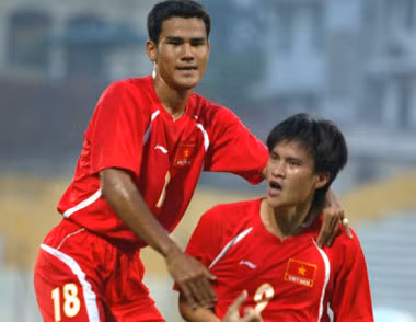 Sau SEA Games năm 2005, Văn Quyến dính vào đường dây bán độ, Công Vinh lại tiếp tục song hành với Phan Thanh Bình trên hàng công của ĐT Việt Nam. Ảnh: Baobongda.