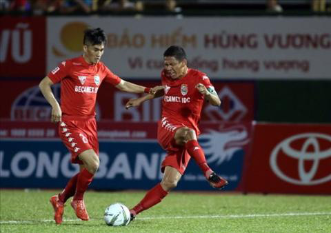 Cũng đã có thời gian, Công Vinh đá cặp cùng với Anh Đức tại ĐT Việt Nam và CLB B.Bình Dương. Tuy nhiên, mới đây chính những nhận xét của Công Vinh khiến dư luận đặt câu hỏi liệu anh và Anh Đức có xích mích với nhau? Ảnh: Mediavpf.