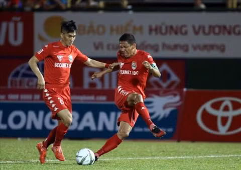 Cũng đã có thời gian, Công Vinh đá cặp cùng với Anh Đức tại ĐT Việt Nam và CLB B.Bình Dương. Tuy nhiên, mới đây chính những nhận xét của Công Vinh khiến dư luận đặt câu hỏi liệu anh và Anh Đức có xích mích với nhau? Ảnh: Mediavpf.