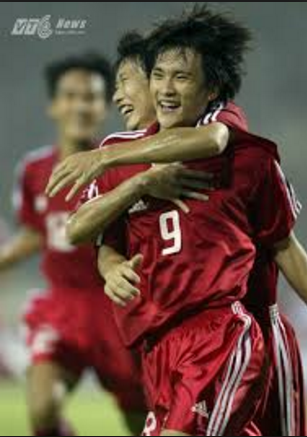 Tiền đạo Lê Công Vinh bắt đầu thi đấu chính thức trong màu áo ĐTVN từ năm 2004. Cầu thủ xứ Nghệ này khi đó là người được sắp xếp đá hộ công cho các đàn anh là Thạch Bảo Khanh và Lê Huỳnh Đức. Ảnh: cắt clip VTC.