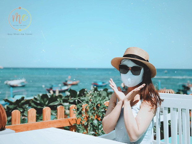 Dưới phần bình luận, nhiều dân mạng đã để lại lời cảm thán sao lại có một kiểu chụp "mặn mà" đến vậy. Bên cạnh đó, có người còn vào giới thiệu, chào hàng rằng mình có bán loại khẩu trang y như hình Lê Mận sử dụng.