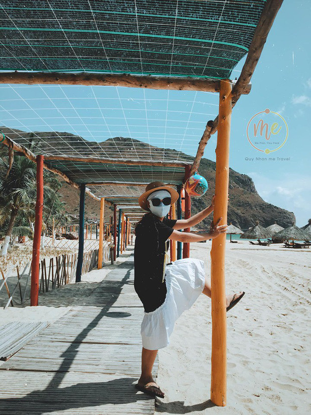 Vừa được đi biển nhưng không làm hại đến làn da "ngọc ngà", mới đây một cô gái đã nghĩ ra cách bá đạo đó là bịt kín mít mặt mũi và thực hiện bộ ảnh du lịch biển Quy Nhơn.