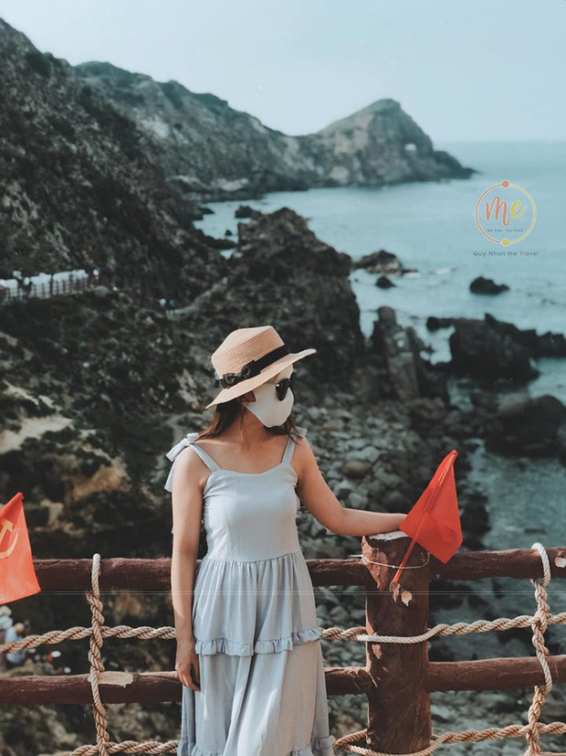 Ngoài việc che mặt, cô nàng Lê Mận còn khiến người xem chú ý với cách tạo dáng hài hước và thần thái của mình.