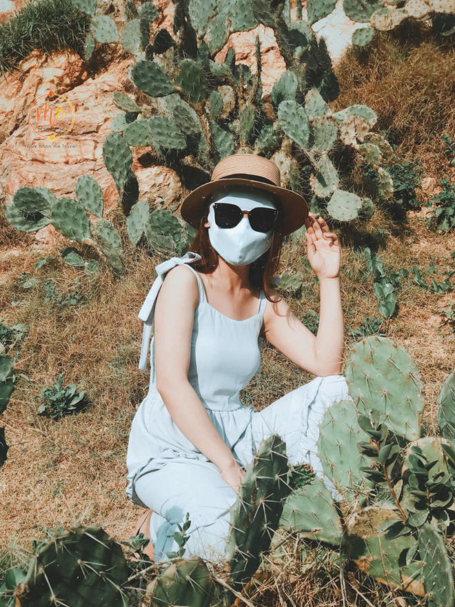 Trong bộ ảnh, Lê Mận check-in gần hết những điểm tham quan, vui chơi nổi tiếng nhất Quy Nhơn với gương mặt bịt kín mít khẩu trang.