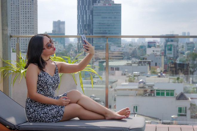 Cũng trong thời gian này, rất nhiều hãng điện thoại đánh trúng tâm lý của người dùng khi cho ra mắt những dòng điện thoại có chức năng chụp ảnh tự sướng đẹp chẳng kém gì máy ảnh chuyên nghiệp khiến chị em mê mẩn, còn cánh mày râu phải biết thân, biết phận mà chuẩn bị đổi máy cho người yêu nhân ngày Quốc tế phụ nữ.