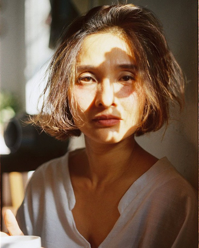 Mẹ và con gái luôn có góc nhìn đặc biệt về nhau và họ sẽ biết khai thác được vẻ đẹp tiềm ẩn của nhau. Nếu có mẹ là một nhiếp ảnh gia thì con gái luôn có những bức ảnh hồn nhiên và vui tươi nhất, nhưng nếu ở trường hợp ngược lại thì cô con gái sẽ khai thác được những nét thanh xuân còn sót lại trên gương mặt mẹ dù đã bước sang tuổi xế chiều. Đó cũng là trường hợp của bà mẹ U50 mới đây nổi tiếng với những bức ảnh hồi xuân qua ống kính của cô con gái.