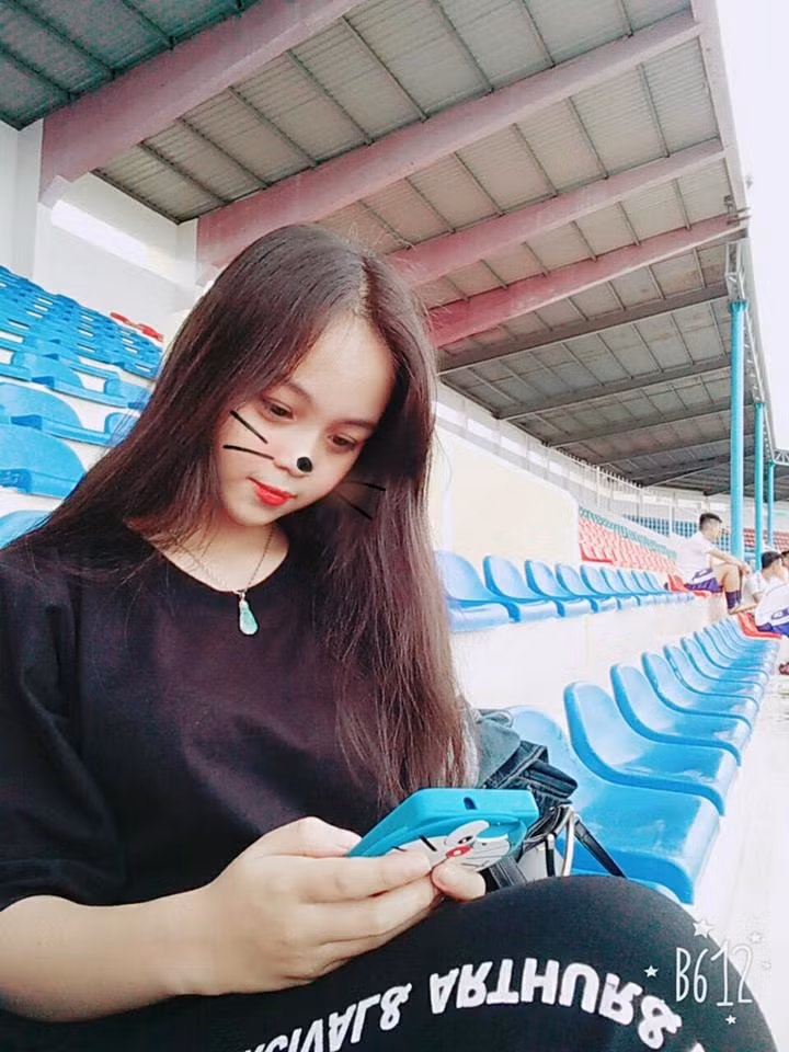 Nổi tiếng đi kèm với nhiều thị phi và điều đó cũng từng đến với cô giáo tương lai Phan Anh Thư, không ít cư dân mạng cho rằng, cô bạn này dựa vào bóng đá để được nổi tiếng, họ chỉ trích và bình luận thẳng vào những bức ảnh của cô bạn này. Tuy nhiên, đứng trước búa rìu của dư luận, Anh Thư vẫn luôn giữ sự bình tĩnh và điềm đạm để khẳng định mình là một fan bóng đá chân chính chứ không mượn hình ảnh các cầu thủ để tự lăng xê bản thân.