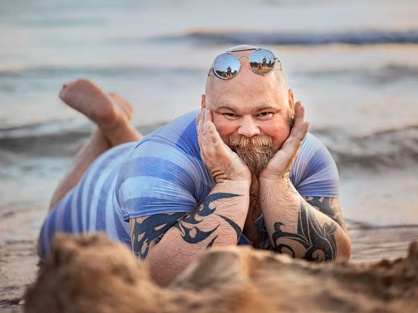 Mình là đóa hoa xinh giữa biển cả bao la rộng lớn.