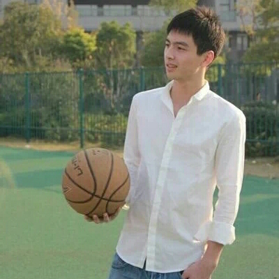 Ngoài những giờ lên lớp, Bồ Tập Tinh còn là một fan rất cuồng nhiệt của bộ môn bóng rổ. Anh chàng này cũng có tài lẻ đó là nhảy hiphop và hát rap.