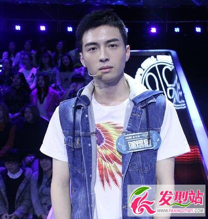 Không chỉ đẹp về mặt thể chất mà Bồ Tập Tinh còn hoàn mỹ về cả trí tuệ. Anh chàng được mệnh danh là "mỹ nam đại học Nam Kinh" này có bảng thành tích học tập cực khủng khi còn học THPT.