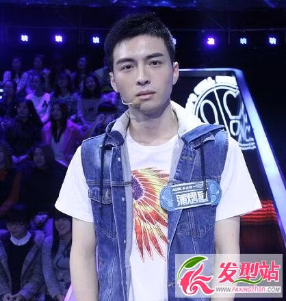 Không chỉ đẹp về mặt thể chất mà Bồ Tập Tinh còn hoàn mỹ về cả trí tuệ. Anh chàng được mệnh danh là "mỹ nam đại học Nam Kinh" này có bảng thành tích học tập cực khủng khi còn học THPT.