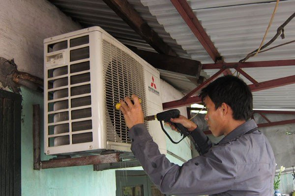 Cục nóng điều hòa bị chảy nước thường có 3 nguyên nhân: do ống thoát nước bị vỡ, dàn lạnh bám bụi bẩn và do non gas (ảnh minh họa)