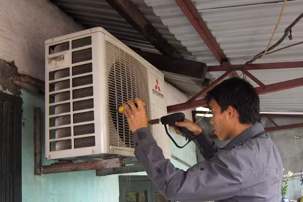 Cục nóng điều hòa bị chảy nước thường có 3 nguyên nhân: do ống thoát nước bị vỡ, dàn lạnh bám bụi bẩn và do non gas (ảnh minh họa)