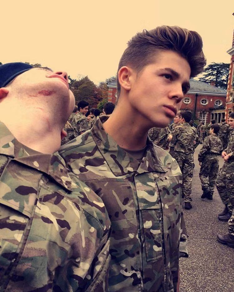 Ngam tron cac chang Hoang tu doc than quyen luc tren the gioi-Hinh-17