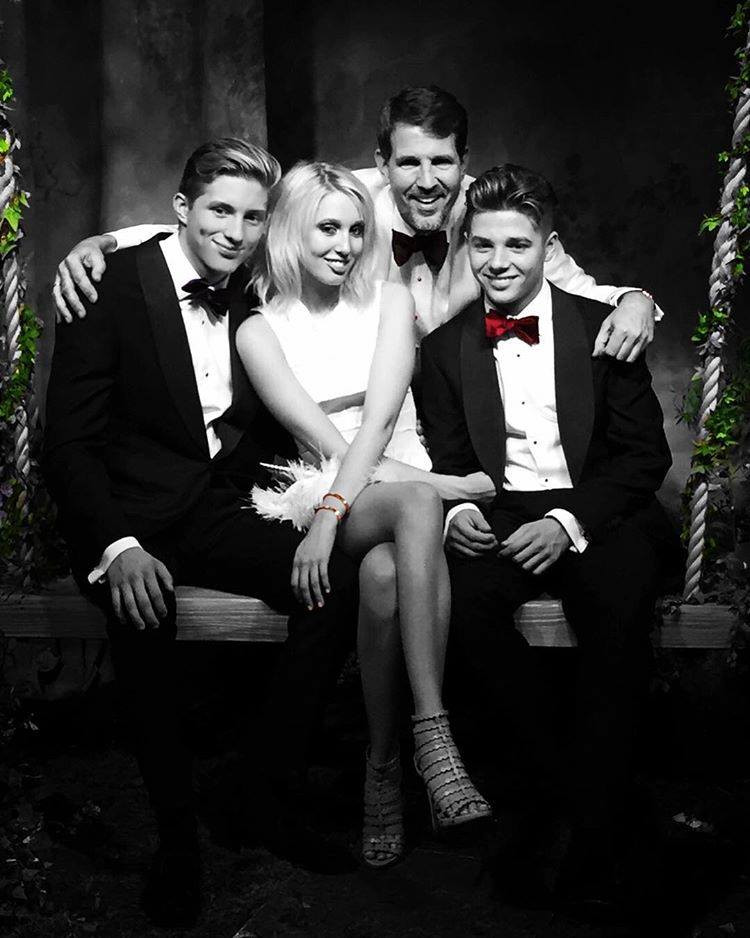 Ngam tron cac chang Hoang tu doc than quyen luc tren the gioi-Hinh-15