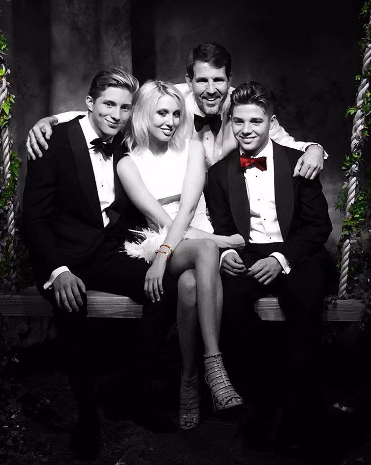 Ngam tron cac chang Hoang tu doc than quyen luc tren the gioi-Hinh-15