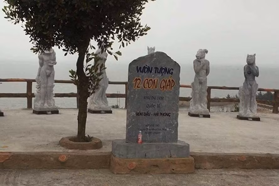 "Chiêu trò, quảng cáo gì đâu mà một ngày tiếp, họp hành với bao nhiêu đoàn từ cơ quan quản lý, báo chí đến đau hết cả đầu, mệt mỏi. Cứ nói PR rồi chẳng may cơ quan quản lý yêu cầu phá bỏ các bức tượng này thì công lao, tiền bạc tôi mua 12 khối đá, vận chuyển từ Ninh Bình, Thanh Hóa ra đến đây chưa kể công chế tác gần năm trời nữa sẽ mất bao nhiêu. PR, quảng cáo thế này có mà chết à", ông Thiềng bày tỏ.