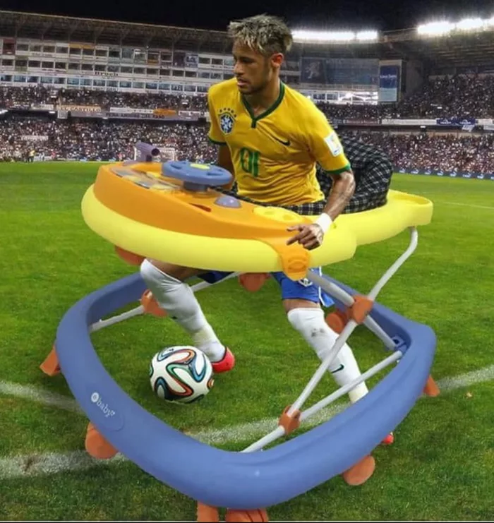 Bức ảnh Neymar phải dùng tới xe tập đi của trẻ con để chơi bóng.