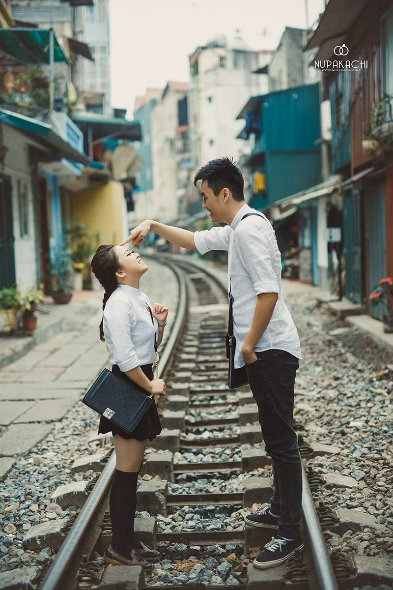 Ngắm nhìn những bức ảnh cực "so deep" của các bạn trẻ Hà Nội trên khu đường tàu hỏa chạy qua phố cổ. Ảnh trong bài: Sưu tầm Facebook.