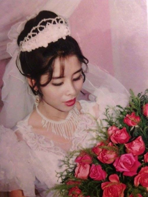 Xem lại những bức ảnh này, nhiều bố mẹ cũng hoài niệm về đám cưới của một thuở khó, nó nhuốm màu thời gian và họ phải tích lũy từ rất lâu mới dám cưới vợ.