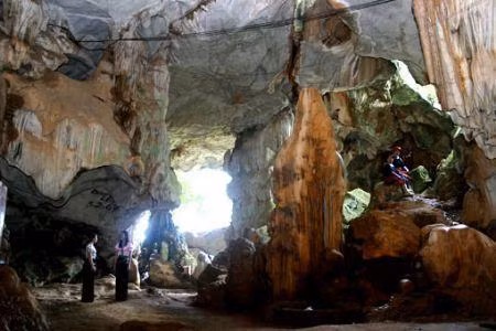 Đến đây du khách sẽ được trải nghiệm cuộc sống dung dị khá thú vị của dân tộc Thái nơi đây, tự do khám phá nét nguyên sơ và cuộc sống thực của đồng bào ở bản Ôn. Tuy nhiên bạn cần chuẩn bị thể lực thật tốt, và có ít nhất một chút kinh nghiệm đi đường rừng bởi đường vào các động vô cùng khó đi, chỉ phù hợp với loại hình du lịch trekking.